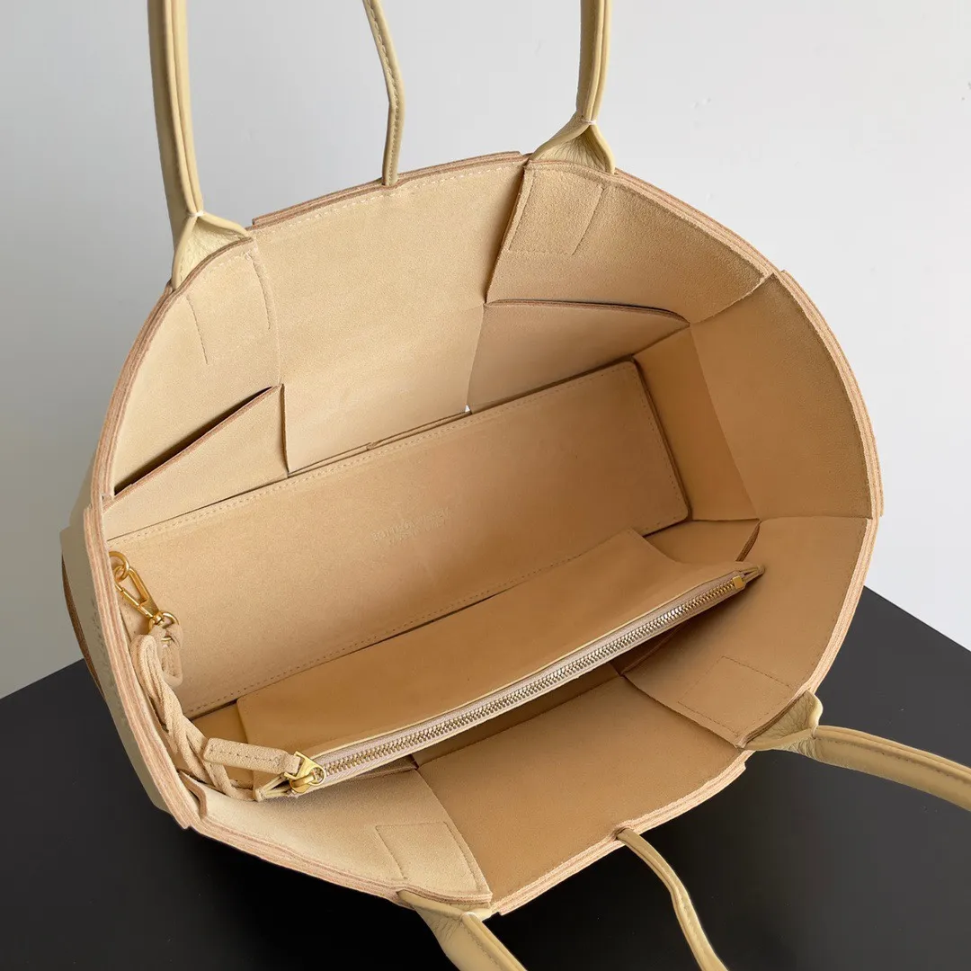 Batch 1760 medium arco pebbled grain, BottegaVeneta# official website latest pebbled grain cowhide with suede lining, SLIP tote handbag, and the logo has been changed to the side 😍The oversized woven design really makes it a huge gap from ordinary tote bags 🔗🔗Different color combinations for the inner and outer layers ⛓Daniel Lee leads the brand's DNA to continue to evolve with fresh inspiration🧬🧬showing a balanced style of luxury and reality👉: 30*20*12 Model: 9893#